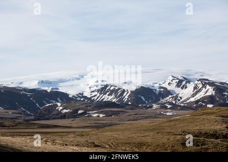 Vista del ghiacciaio Mýrdalsjökull dalla strada vicino a Vik, Islanda Foto Stock