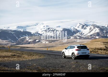 Vista del ghiacciaio Mýrdalsjökull dalla strada vicino a Vik, Islanda Foto Stock