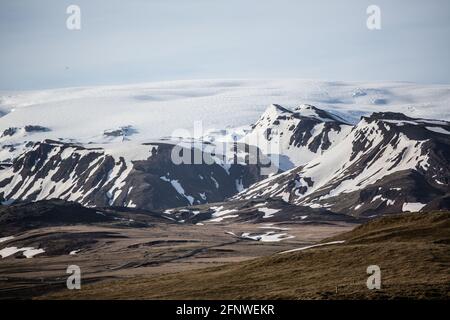 Vista del ghiacciaio Mýrdalsjökull dalla strada vicino a Vik, Islanda Foto Stock