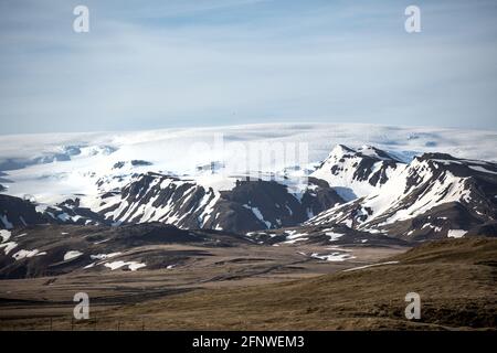 Vista del ghiacciaio Mýrdalsjökull dalla strada vicino a Vik, Islanda Foto Stock