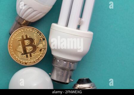 Bitcoin Cryptocurrency concetto di eco sostenibilità. Moneta con lampadina Foto Stock