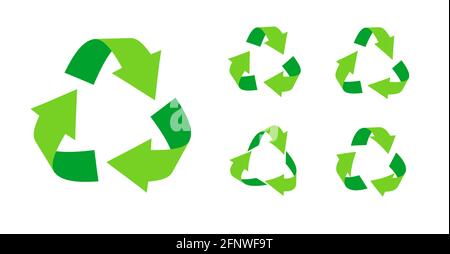 Set di icone di riciclaggio verdi triangolari eco-compatibili. Rotazione, elemento infografico per sito Web, applicazioni. Logo per l'utilizzo di risorse riciclate. Simbolo di fondo ecologicamente puro. Illustrazione vettoriale isolata Illustrazione Vettoriale