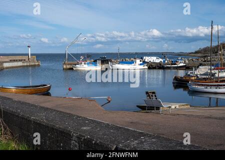 Un piccolo rifugio per la pesca sulla costa occidentale della Svezia meridionale. Riflessi in acqua. Nessun vento. Acqua blu e cielo Foto Stock