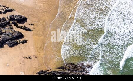 Vista aerea astratta di guardare giù su una sabbia E spiaggia rocciosa in Culdaff Irlanda Foto Stock