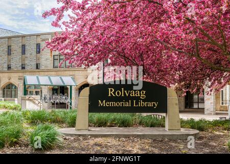 NORTHFIELD, MN, USA - 10 MAGGIO 2021 - Karl Rolvaag Memorial Library nel campus del St. OLAF College. Foto Stock