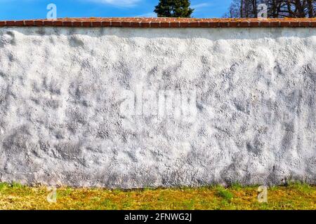 parete bianca, cielo blu sullo sfondo Foto Stock