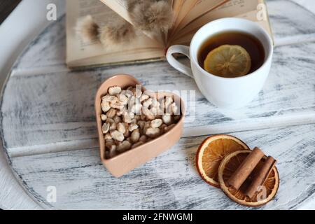 Mescolare le noci, frutta secca e cioccolato su sfondo bianco Foto Stock