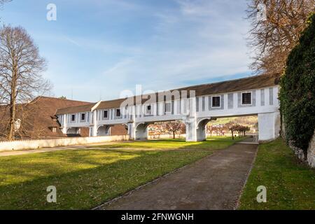 Corridoio di collegamento, ponti coperti tra il Monastero di Minorite e Parchi storici, il Castello di Cesky Krumlov, Czechia Foto Stock