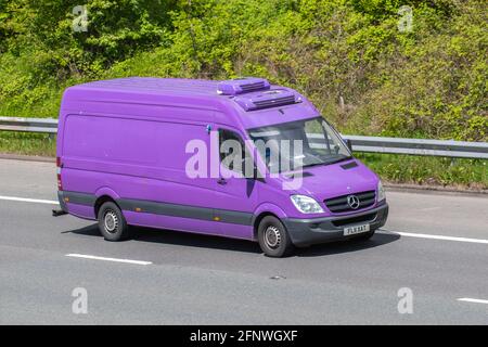 2011 Mercedes Benz Sprinter 313 CDI Frigo Van ; traffico veicolare, veicoli in movimento, auto, veicoli in circolazione su strade del Regno Unito, motori, motori sulla rete stradale della M6 autostrada UK. Foto Stock