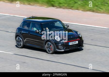 2018 rosso nero Mini John Cooper Works Auto; traffico veicolare, veicoli in movimento, automobili, veicoli che guidano su strade del Regno Unito, motori, motori sulla rete stradale dell'autostrada M6 UK. Foto Stock