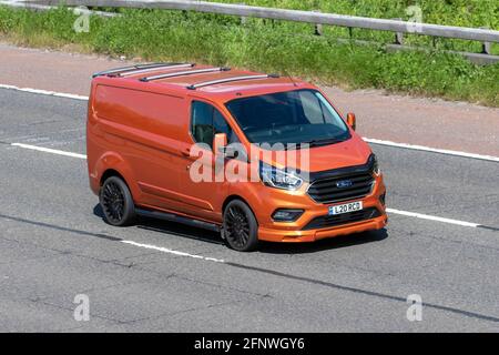 2020 Orange Ford Transit Custom 300; traffico veicolare, veicoli in movimento, automobili, veicoli in circolazione su strade del Regno Unito, motori, motori sulla rete stradale autostradale M6 nel Regno Unito. Foto Stock