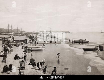 Una vista del tardo 19 ° secolo della spiaggia di Great Yarmouth, aka Yarmouth, una città di mare a Norfolk, Inghilterra. E' una località balneare dal 1760, che fornisce anche un punto di accesso dai Norfolk Broads al Mare del Nord e un porto di pescatori di lunga data. Come centro turistico, Yarmouth è salito alla preminenza quando una ferrovia costruita nel 1844 ha dato ai visitatori un accesso più facile ed economico e ha innescato un afflusso di coloni. Foto Stock