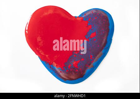 La vernice rossa e blu si mescola a forma di A. cuore Foto Stock