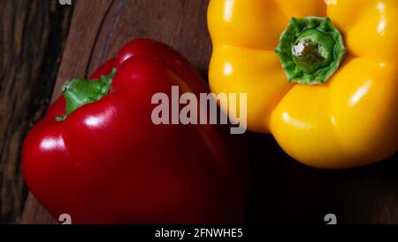 peperoni rossi e gialli su sfondo scuro Foto Stock