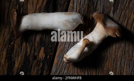 funghi eryngii su un tavolo di legno, vista dall'alto Foto Stock