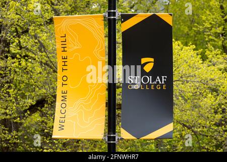 NORTHFIELD, MN, USA - 10 MAGGIO 2021 - Banner e logo nel campus del St. OLAF College. Foto Stock