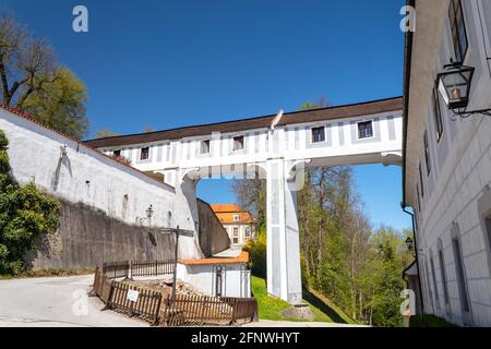 Corridoio di collegamento, ponti coperti tra il Monastero di Minorite e Parchi storici, il Castello di Cesky Krumlov, Czechia Foto Stock