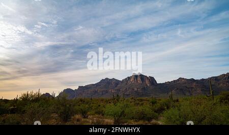 Vista del deserto della montagna in prima serata vicino al tramonto Arizona Foto Stock