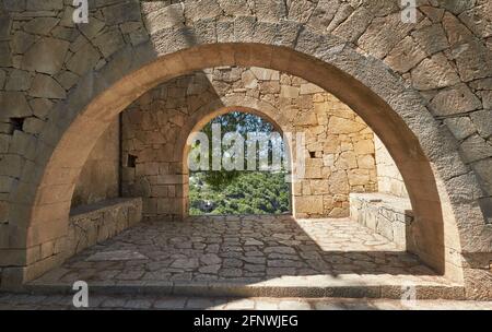 Monastero Arcadi in Creta, Grecia, archi in pietra nel giardino del monastero Foto Stock