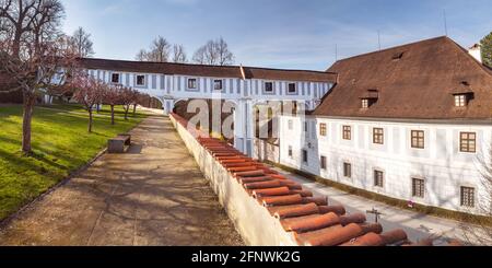 Corridoio di collegamento, ponti coperti tra il Monastero di Minorite e Parchi storici, il Castello di Cesky Krumlov, Czechia Foto Stock