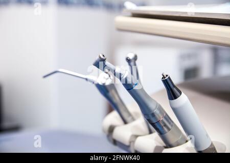 Diversi strumenti dentali nell'ufficio odontoiatrico. Strumenti per sedie dentali. Primo piano degli strumenti dentistici. Foto Stock