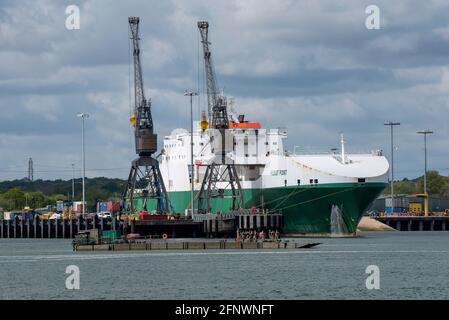 Marchwood, Southampton, Regno Unito. Maggio 2021. Personale militare a bordo di una chiatta piatta in esercizio sulle acque di Southampton con Hurst Point a militari roro suppp Foto Stock