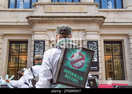 Londra, Regno Unito. 19 maggio 2021. I manifestanti della ribellione dell'estinzione vestiti come "Greenwash Busters" fuori dal Museo della Scienza di South Kensington. Manifestanti e scienziati si sono riuniti sia all'interno che all'esterno del museo per dimostrare contro la sponsorizzazione del gigante petrolifero Shell della mostra Our Future Planet Climate Change. (Credit: Vuk Valcic / Alamy Live News) Foto Stock