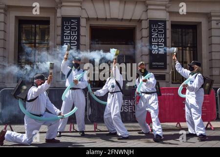 Londra, Regno Unito. 19 maggio 2021. I manifestanti della ribellione dell'estinzione vestiti come "Greenwash Busters" fuori dal Museo della Scienza di South Kensington. Manifestanti e scienziati si sono riuniti sia all'interno che all'esterno del museo per dimostrare contro la sponsorizzazione del gigante petrolifero Shell della mostra Our Future Planet Climate Change. (Credit: Vuk Valcic / Alamy Live News) Foto Stock