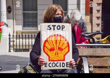 Londra, Regno Unito. 19 maggio 2021. I manifestanti della ribellione all'esterno del Museo della Scienza di South Kensington. Manifestanti e scienziati si sono riuniti sia all'interno che all'esterno del museo per dimostrare contro la sponsorizzazione del gigante petrolifero Shell della mostra Our Future Planet Climate Change. (Credit: Vuk Valcic / Alamy Live News) Foto Stock