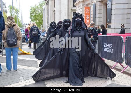 Londra, Regno Unito. 19 maggio 2021. I manifestanti della ribellione all'esterno del Museo della Scienza di South Kensington. Manifestanti e scienziati si sono riuniti sia all'interno che all'esterno del museo per dimostrare contro la sponsorizzazione del gigante petrolifero Shell della mostra Our Future Planet Climate Change. (Credit: Vuk Valcic / Alamy Live News) Foto Stock