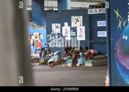 Salvador, Brasile. 19 maggio 2021. Senza tetto, in Salvador, (BA). Al terminal degli autobus di Aquidabã, uno dei luoghi principali dove un gran numero di senzatetto è concentrato, nel primo pomeriggio di questo Mercoledì, (19). Nella foto, famiglia, con bambini, sulla strada, al terminal Aquidabã. Credit: Mauro Akiin Nassor/FotoArena/Alamy Live News Foto Stock