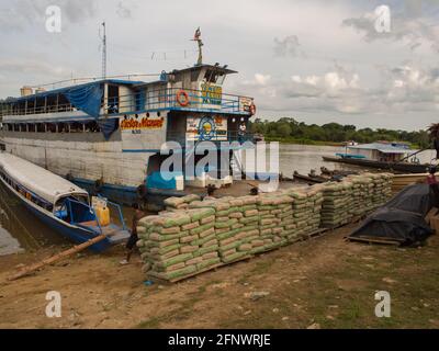 Caballococha, Perù - 11 dicembre 2017: Piccola città con il porto sulla riva del fiume Amazzonia sulla strada da Santa Rosa a Iquitos. Amazzonia. America del Sud Foto Stock