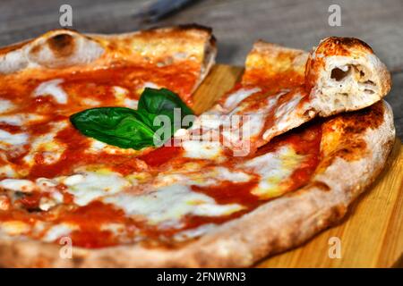 Pizza napoletana margherita a base di mozzarella, formaggio, mozzarella di bufala, salsa di pomodoro, basilico Foto Stock