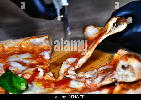 Pizza napoletana margherita a base di mozzarella, formaggio, mozzarella di bufala, salsa di pomodoro, basilico Foto Stock