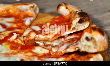 Pizza napoletana margherita a base di mozzarella, formaggio, mozzarella di bufala, salsa di pomodoro, basilico Foto Stock
