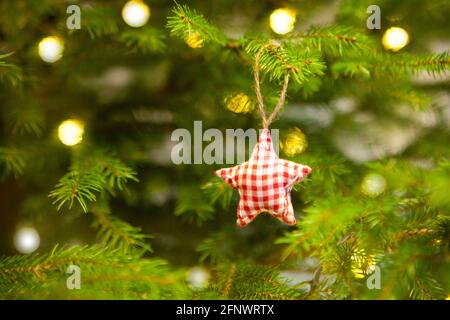 Decorazioni natalizie in tessuto uniche fatte a mano. Foto Stock