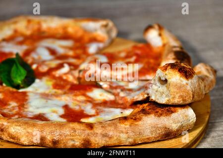 Pizza napoletana margherita a base di mozzarella, formaggio, mozzarella di bufala, salsa di pomodoro, basilico Foto Stock