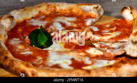 Pizza napoletana margherita a base di mozzarella, formaggio, mozzarella di bufala, salsa di pomodoro, basilico Foto Stock