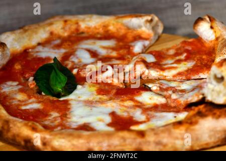 Pizza napoletana margherita a base di mozzarella, formaggio, mozzarella di bufala, salsa di pomodoro, basilico Foto Stock