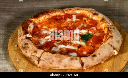 Pizza napoletana margherita a base di mozzarella, formaggio, mozzarella di bufala, salsa di pomodoro, basilico Foto Stock