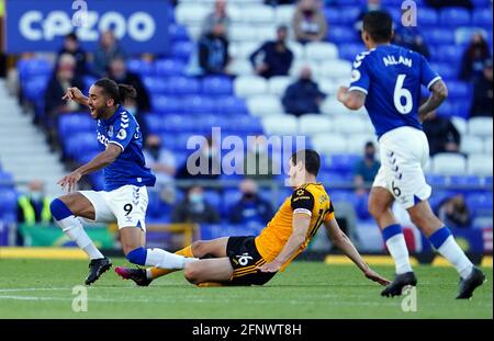 Wolverhampton Wanderers' Conor Coady ha affrontato il Dominic Calvert-Lewin di Everton (a sinistra) durante la partita della Premier League al Goodison Park di Liverpool. Data immagine: Mercoledì 19 maggio 2021. Foto Stock