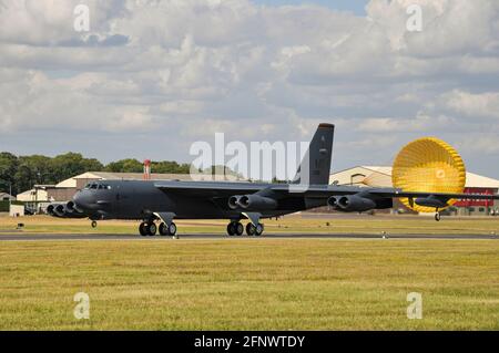 USAF Boeing B-52 aereo a getto di bomber nucleare Stratoforforty presso il Royal International Air Tattoo, RIAT, presso RAF Fairford, UK, condotto freno Foto Stock