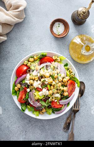 Salutare insalata greca di primavera con verdure fresche e ceci Foto Stock