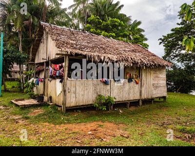 Paumari, Perù - 29 novembre 2018: Casa di legno con un tetto fatto di foglie di palma in un piccolo villaggio nella giungla amazzonica, Sud America. Yavarii/Javarii Foto Stock