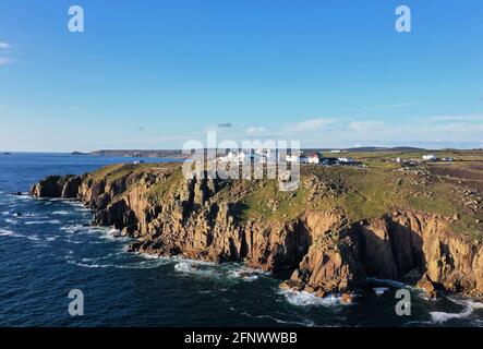 Land End, Cornovaglia, vista aerea, splendida costa frastagliata, scogliere e vista sull'oceano Foto Stock