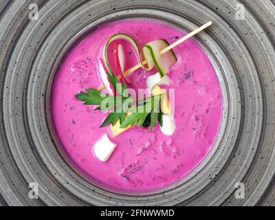 Zuppa lituana di barbabietole fredde Saltibarsciai vista dall'alto Foto Stock