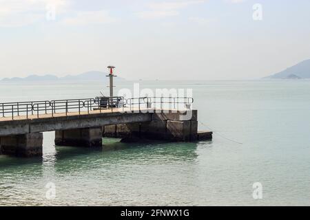 Un molo vuoto a Hong Kong. Foto Stock