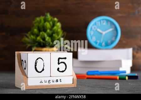 05 agosto. Agosto 05 calendario cubo di legno con oggetti sfocati sullo sfondo. Foto Stock