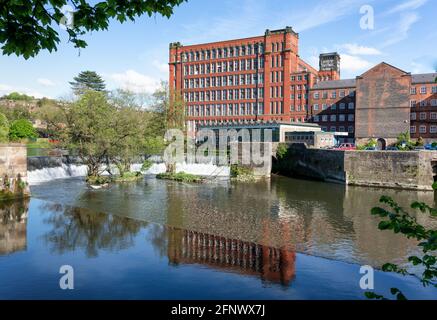 Belper North Mill anche noto come Strutt's North Mill on Il fiume Derwent nel Derbyshire Regno Unito costruito come un cotone mulino nella prima rivoluzione industriale Foto Stock