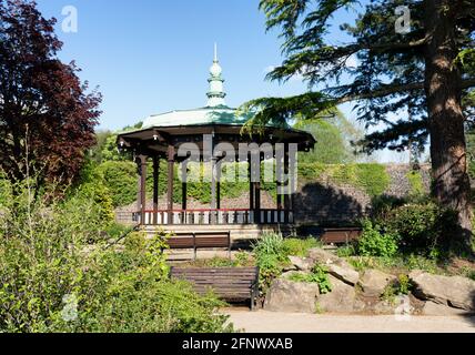 Chiosco nel delizioso River Gardens accanto a Strutt's Mill sul fiume Derwent nel Belper Derbyshire UK Foto Stock